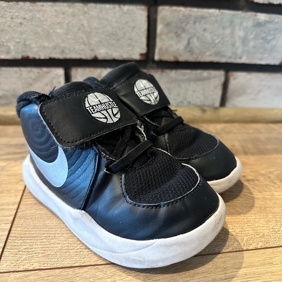 Nike 8c toddler shoes - Picture 1 of 5